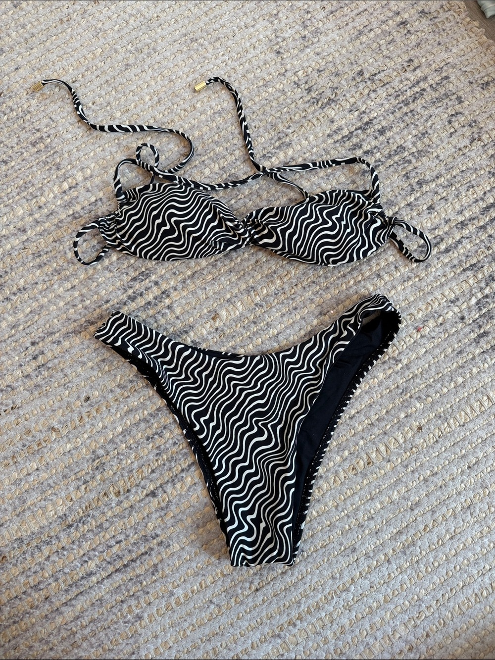 NWOT Monday Swimwear Black & White Wavy Print Bikini Set size S
